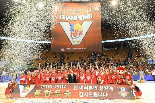 2일 서울 잠실실내체육관에서 열린 서울 삼성과 안양 KGC의 2016-2017 KCC 프로농구 챔피언결정전 6차전 경기에서 승리하며 통합우승을 달성한 KGC 선수들이 기념 촬영을 하고 있다. <KBL 제공>